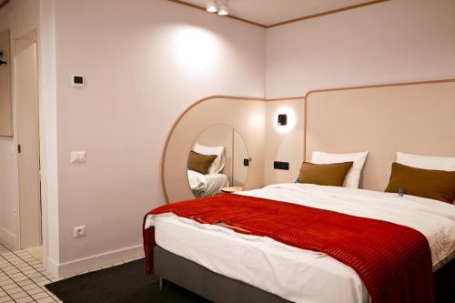 a bedroom with a large bed with a large mirror at Apartament Studio - Târgu Neamț ,Premium Hotel Style in Târgu Neamț