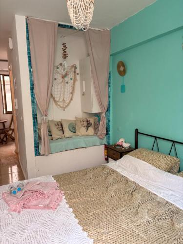 Turquoise house of Agios Nikolaos