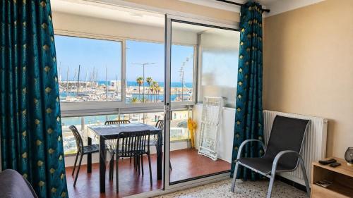 appartement 2 pieces avec parking et vue sur la marina