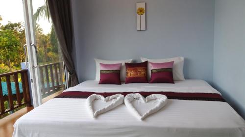 Ένα ή περισσότερα κρεβάτια σε δωμάτιο στο Hotel Rung Phangan