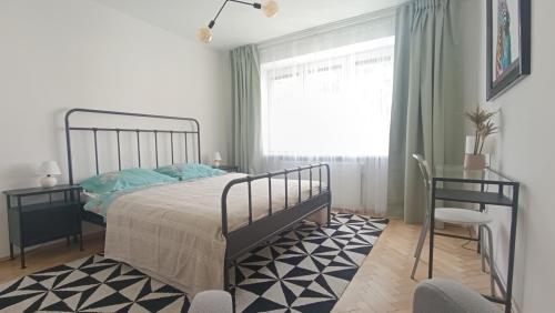 Modern Flat Near Centre & Hospital - Free Parking