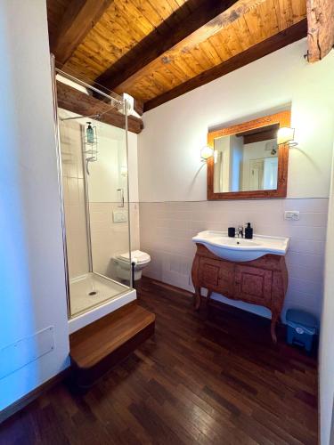 a bathroom with a sink and a shower and a toilet at A 5 min da Bassano Camera con Bagno Privato e Area Fitness in Bassano del Grappa