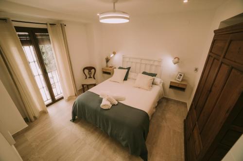 a bedroom with a bed with a towel on it at Casa Aula Minerva Sapientia 2 Habitaciones in Almedinilla