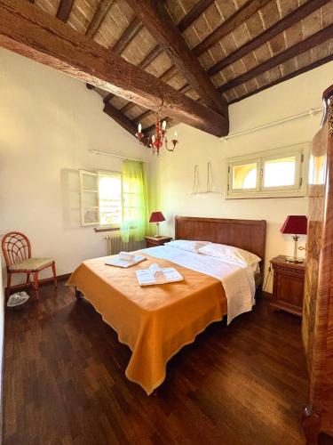 a bedroom with a large bed in a room with wooden floors at A 5 min da Bassano Camera con Bagno Privato e Area Fitness in Bassano del Grappa