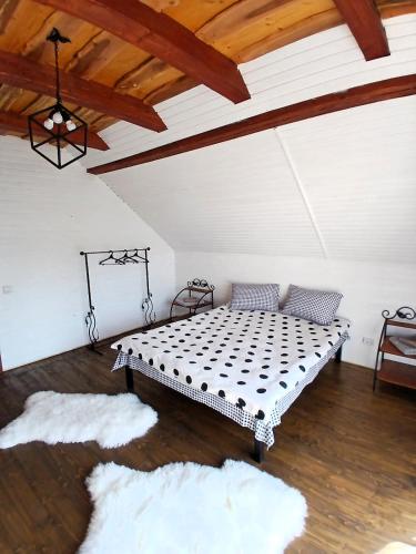 a room with a bench in a room with wooden floors at Карпатська Хата in Yasinya