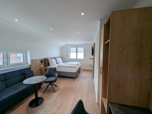 a living room with a couch and a table at Hotel zur Erholung in Buxtehude