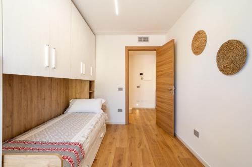 ein Schlafzimmer mit einem Bett und einem Holzboden in der Unterkunft bISu in Lanusei