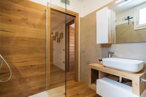 ein Badezimmer mit Waschbecken und Dusche in der Unterkunft bISu in Lanusei