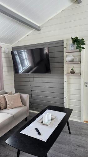 ein Wohnzimmer mit Sofa und Tisch in der Unterkunft T - Stua in Moen i Målselv