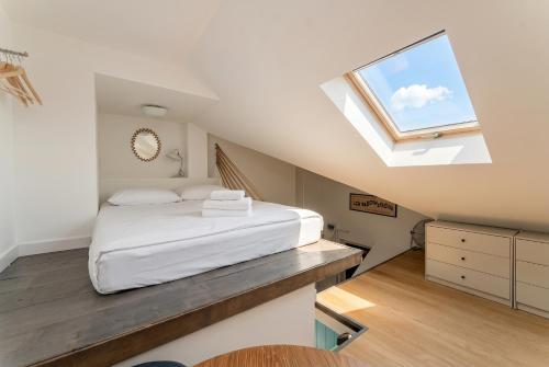 Dąbrowskiego Sunny Roof Studio by BookingHost
