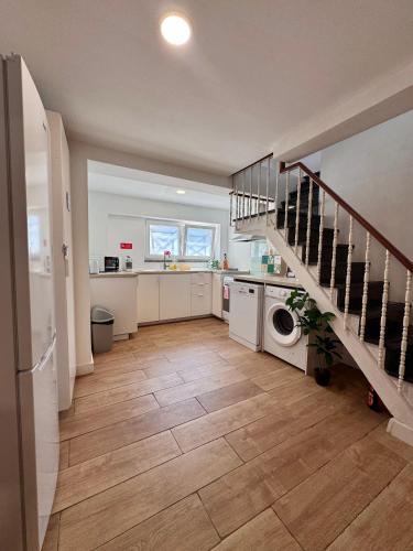 Big 3BR Apartment Near Beach Estoril Cascais