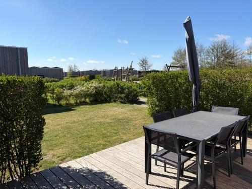 a table and chairs sitting on a patio at Anpektop - Ecohuisjes Terschelling in Midsland