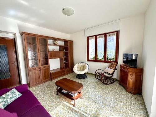 a living room with a purple couch and a table at Francesca Appartamento con giardino in Levanto