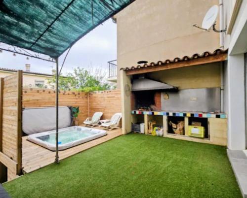 Piscina a Villa Mars YourHostHelper o a prop