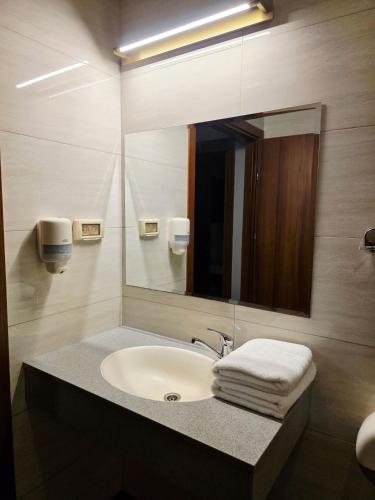 a bathroom with a sink and a mirror at Hotel House in Rishon LeẔiyyon