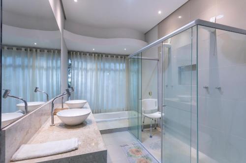 a bathroom with a glass shower and a toilet at Haras Ammi Shaddai in Cuitegi