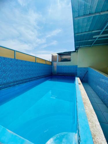 a swimming pool on the roof of a building at Hotel confort in Guayaquil
