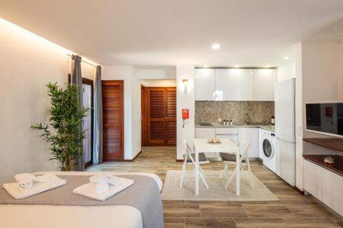 #027 Belavista Studio Pool & Central