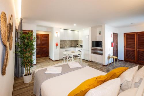 #027 Belavista Studio Pool & Central