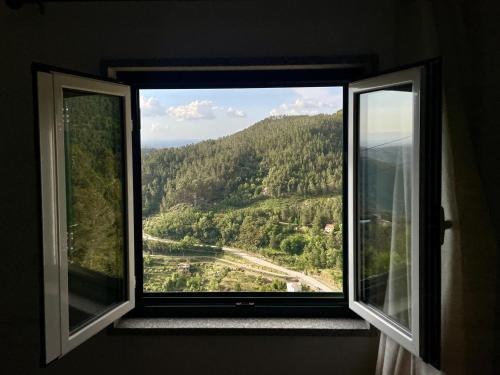 a window with a view of a mountain at Raízes da Serra - Casa Lapa in Lapa dos Dinheiros