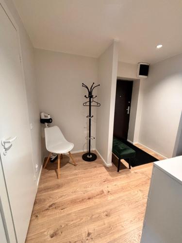 a living room with a white chair and a table at Veriora külaliskorter in Veriora