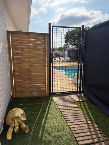 Studio avec piscine partagée