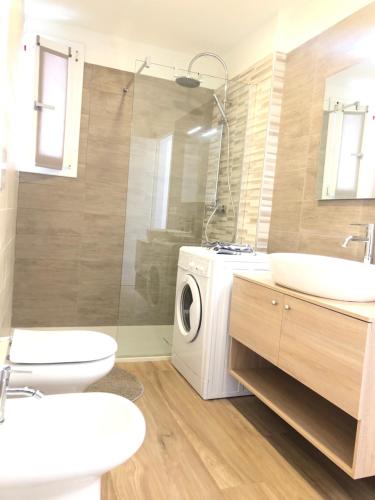 a bathroom with a washing machine and a washer at La Tana de Il Lupo e La Volpe in Centobuchi