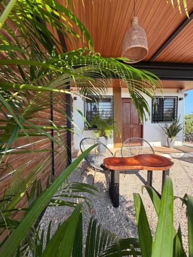 a patio with a wooden table and chairs at Apartamento 2, cerca de la playa, naturaleza y paz in Santa Cruz
