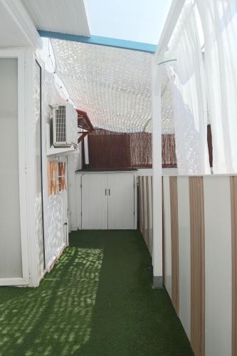 ein leerer Raum mit grünem Boden und grüner Decke in der Unterkunft Darahome in Cunit