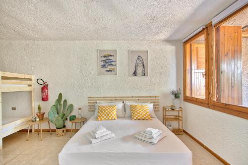 a bedroom with a large white bed in a room at Monolocale al centro della Costa Smeralda in Cugnana Verde