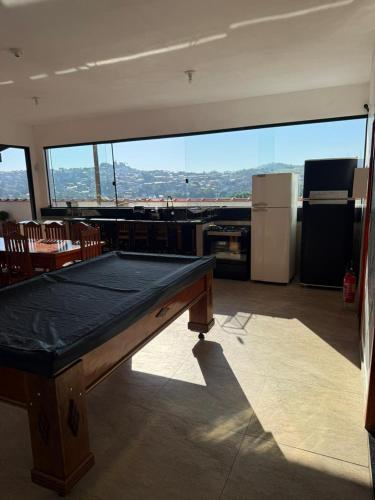 a pool table in a room with a view at Recanto Feitosa Taubate in Taubaté