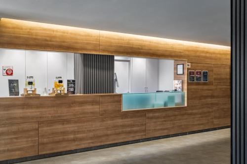 a lobby with a large mirror on the wall at Hotel Canal Olímpic in Castelldefels