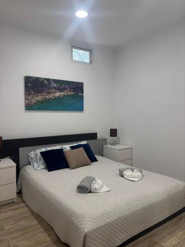 a bedroom with a bed with two towels on it at Quinta da Mariazinha in Fernao Ferro