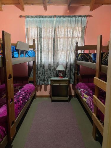 a room with two bunk beds and a window at paldisfrute in Colón