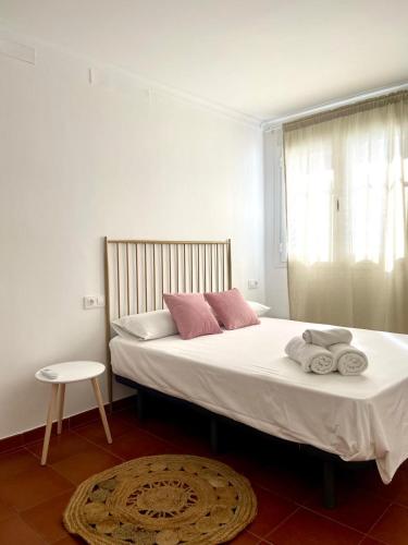 a bedroom with a bed with towels on it at Galteo Alameda in Ronda