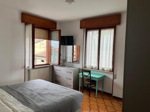 a bedroom with a bed and a desk and a table at Casa Vacanze Leno in Leno