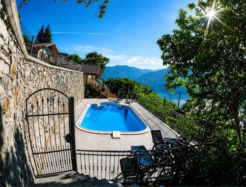 ein Schwimmbecken mit Stühlen und einem Zaun in der Unterkunft Case Bellissime in Tronzano Lago Maggiore