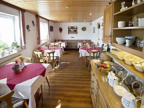 Un restaurante con mesas y sillas en una sala. en Gasthaus Schweizerhof, en Titisee-Neustadt