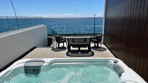 a jacuzzi tub on the balcony of a boat at South Shore 2 - HOST & CHILL in São Roque