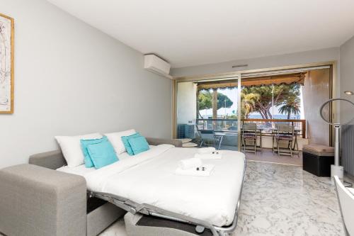BELLE VUE Centre Juan les Pins, résidence avec gardien ,parking prive, 4 pers, front de mer