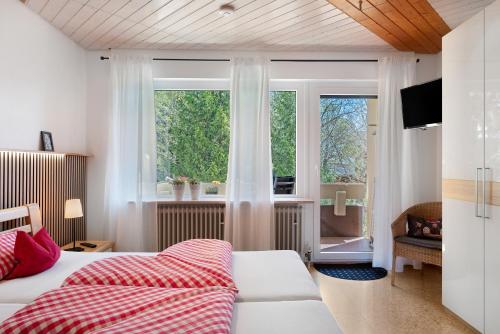 a bedroom with a bed and a window at Ferienwohnung Brasil, 76 Qm in Schonach