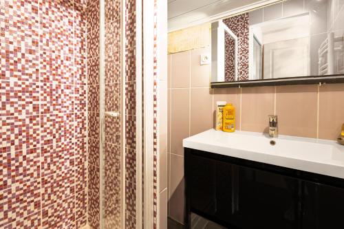 a bathroom with a sink and a shower at Villa 4 Saisons, piscine chauffée in Vieux-Boucau-les-Bains