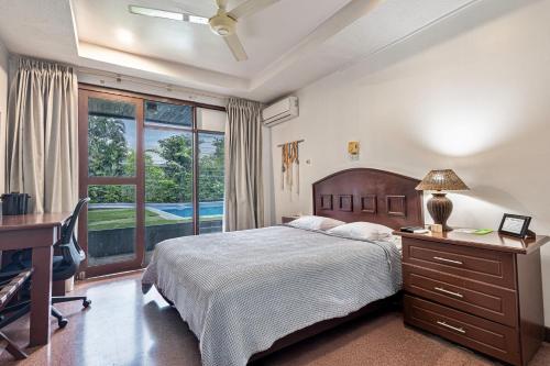 a bedroom with a bed and a desk and a window at Hotel Caña Brava Inn in Cañas