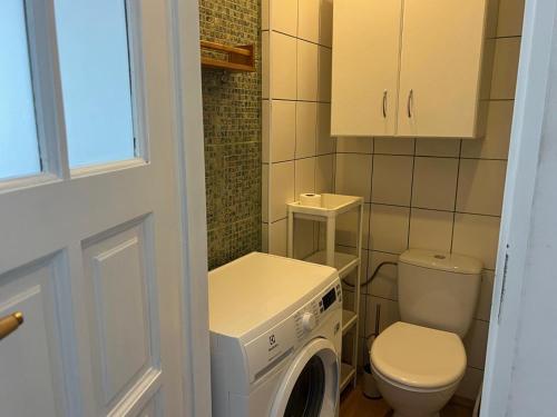 a bathroom with a washing machine and a toilet at Gdynia Bulwar in Gdynia