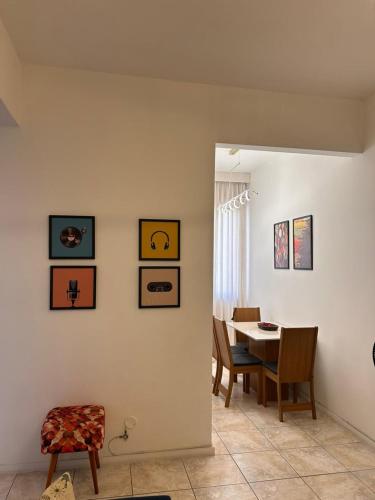 a dining room with a table and a table and chairs at Apê 5 min da praia de Copacabana, Pet Friendly in Rio de Janeiro