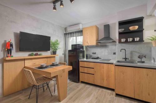 RUBY SUITE Chic Retreat Near Old Town, 2 balconies