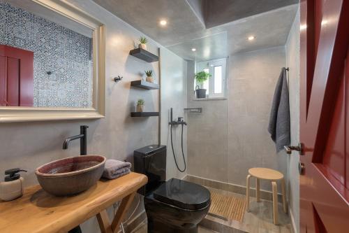 RUBY SUITE Chic Retreat Near Old Town, 2 balconies
