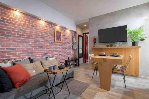 RUBY SUITE Chic Retreat Near Old Town, 2 balconies