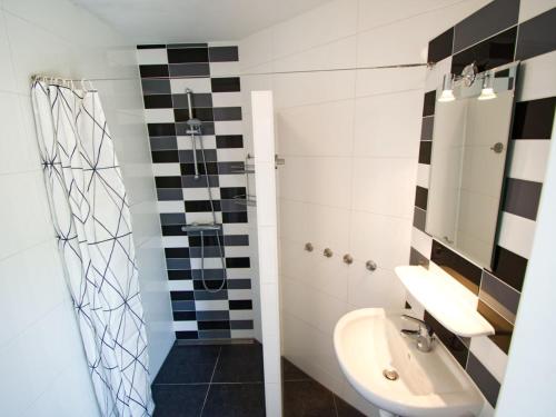 a bathroom with a sink and a toilet and a mirror at Rustpunt in Brouwershaven