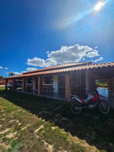 a motorcycle parked in front of a house at Solar do Ouro in São Thomé das Letras